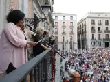 La alcaldesa de Madrid Manuela Carmena y Almudena Grandes durante el pregón con motivo de las fiestas de San Isidro 2018 en Madrid.