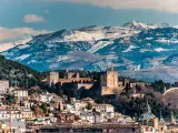 Vista invernal de la famosa Alhambra frente a Sierra Nevada, Espa&ntilde;a.