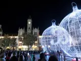 Luces de Navidad instaladas en la plaza del Ayuntamiento de València.