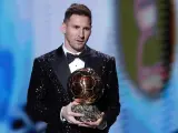 Leo Messi recibe el Balón de Oro 2021.