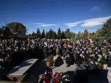 Miles de personas despiden a Almudena Grandes en su entierro.