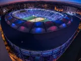 El Ciutat de València ha incorporado iluminación en su cubierta acorde con los colores del club.