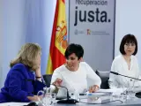 La vicepresidenta Calviño y la ministra Rodríguez conversan, este martes, en la rueda de prensa posterior al Consejo de Ministros.