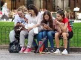 Un grupo de adolescentes utilizando sus móviles.