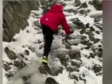 Un niño de 4 años con una pierna amputada se convierte en la persona más joven en escalar el pico más alto de su país