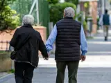 Dos ancianos paseando por un parque de Madrid el 2 de mayo de 2020, tras el confinamiento por la covid-19.