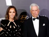 El escritor Mario Vargas Llosa e Isabel Preysler se han dejado ver entre los invitados a los Premios Mujerhoy, celebrados en Madrid.