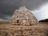 Naveta des Tudons, monumento funerario megalítico en Menorca.