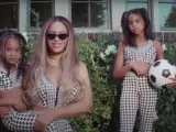 Beyoncé junto a sus dos hijas, Blue Ivy y Rumi, en el vídeo promocional de su colección.
