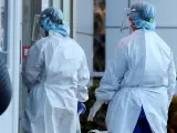 Imagen de archivo de médicos entrando al hospital