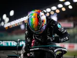 Lewis Hamilton lució un casco arcoíris en el GP de Catar