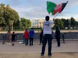 Una persona ondea una bandera de Afganistán frente a la Casa Blanca.