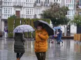 Ciudadanos caminan mientras llueve, a 27 de noviembre de 2021, en Vitoria, Euskadi.