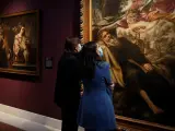 Dos personas observan unas de las obras expuestas en la muestra de Valdés Leal en el Museo de Bellas Artes de Sevilla.