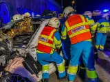 Miembros de los servicios de emergencias, en el lugar donde un accidente de tráfico dejó dos heridos graves en Pozuelo de Alarcón, Madrid.