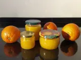 Imagen de archivo de varios tarros de mermelada de naranja.