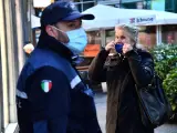 Personas caminando por Genoa, en Italia, durante la pandemia