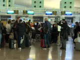 El aeropuerto de Barcelona reúne a miles de viajeros que marchan para el puente de diciembre