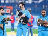 Los jugadores del Zenit saltaron al césped con perros en adopción.