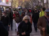Gran afluencia de gente en Las Ramblas de Barcelona durante el puente