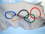 Bandera con los cinco aros olímpicos.
