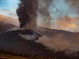 El volcán de Cumbre Vieja sigue con su actividad de emisión de piroclastos y de lava fluida.