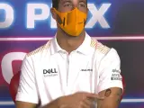Ricciardo, con sus calcomanías de Alonso.