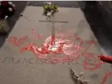 Al banquillo el artista que pintó una paloma en la tumba de Franco en el Valle de los Caídos