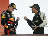 Max Verstappen y Fernando Alonso, en el podio de Catar