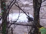 El vehículo del hombre desaparecido sumergido en el río Bidasoa.