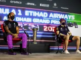 Lewis Hamilton y Max Verstappen, en la previa del GP de Abu Dhabi