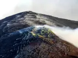 El volcán de La Palma expulsando gases este viernes.