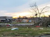 Estado en el que ha quedado un almacén de Amazon en Edwardsville (Illinois) tras el paso de tornados.