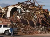 Un edificio destrozado por el paso de un tornado en Mayfield, en Kentucky (EE UU).