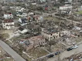 Casas y negocuios competamente destrozados en Mayfield, Kentucky (EE UU), tras el paso de varios tornados.