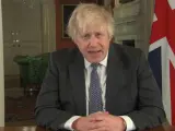 El primer ministro británico, Boris Johnson, ha confirmado este lunes que al menos una persona ha muerto por la nueva variante del coronavirus bautizada como ómicron, que solamente en Londres representa ya aproximadamente "el 40% de los casos".