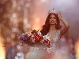 La india Harnaaz Sandhu, con la corona de Miss Universo 2021, en Eilat, Israel.