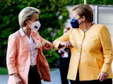 Angela Merkel y Ursula von der Leyen se saludan.