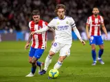 Luka Modric conduce el balón ante el Atlético de Madrid.