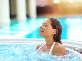 Mujer se relaja en una piscina del balneario