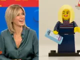 La presentadora estaba viendo el muñeco de Lego que le han regalado.