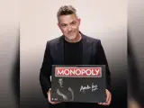 Alejandro Sanz, con el Monopoly temático dedicado a su carrera.