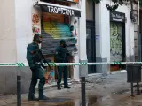 La Guardia Civil vigila este martes la entrada de un local de la calle Blai del Paral·lel de Barcelona mientras está siendo registrado.