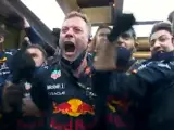 Mecánicos de Red Bull, durante la última vuelta de Abu Dhabi