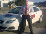 El pistolero de Tarragona delante del coche de la empresa donde trabajaba