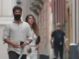 Los actores Maxi Iglesias y Stephanie Cayo pasean por las calles de Madrid.
