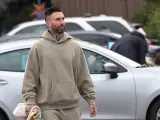 El vocalista de 'Maroon 5', Adam Levine, ha paseado con un conjunto muy casual por Los Ángeles junto a su mujer y su hija.