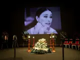 Los restos de Verónica Forqué en el escenario rodeado de flores.