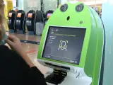 Una pasajera de Vueling realiza el 'check in' de su vuelo mediante el reconocimiento biométrico en el Aeropuerto de Barcelona.