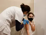 Una enfermera administra la vacuna de Pfizer a una niña en Igualada (Barcelona), este miércoles.